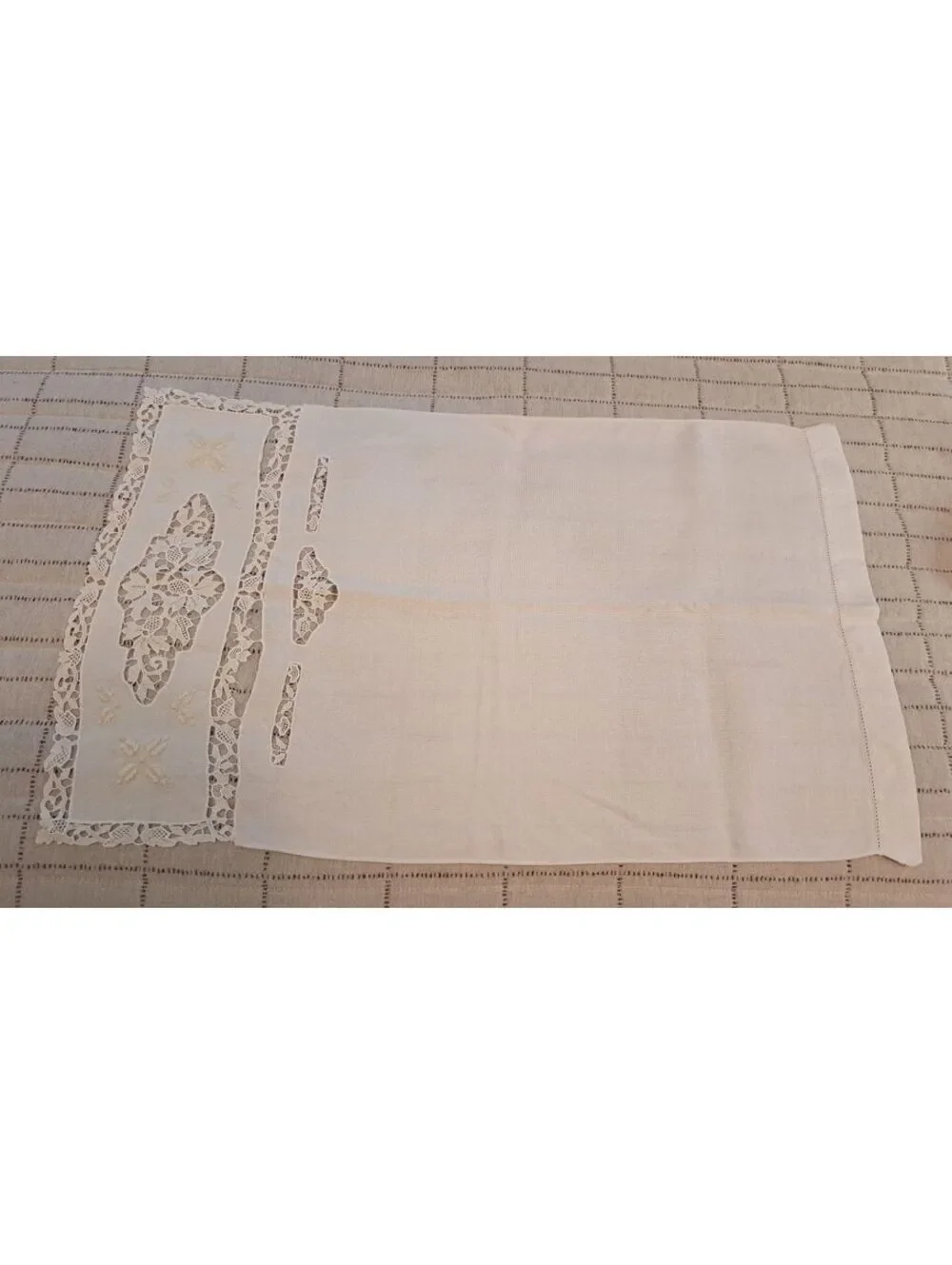 Vintage Handmade Lace & Linen Cutwork Mantel/Dresser Scarf or Guest Handtowel